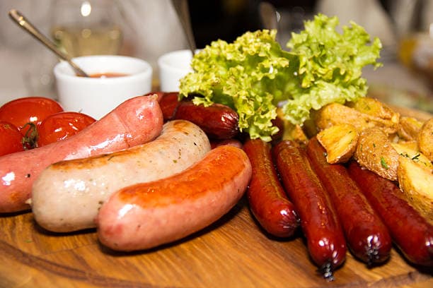 تصویر 3 از سوسیس کوکتل ترکیبی از گوشت تازه و ادویه‌ های طبیعی